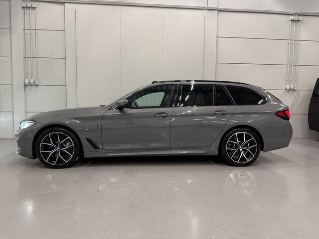 BMW 5-SERIE Touring 530e xDrive M-Sport BERNINAGRAU/PANO/HEAD-UP/H&K/LEER-SPORT/MEMORY/ACC/SFEER/LED/DONKERE-HEMEL/19" M-SPORT/SHADOW-LINE/VOLLEDIG BMW DEALER HISTORIE