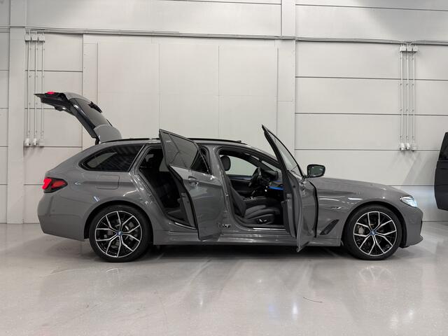BMW 5-SERIE Touring 530e xDrive M-Sport BERNINAGRAU/PANO/HEAD-UP/H&K/LEER-SPORT/MEMORY/ACC/SFEER/LED/DONKERE-HEMEL/19" M-SPORT/SHADOW-LINE/VOLLEDIG BMW DEALER HISTORIE