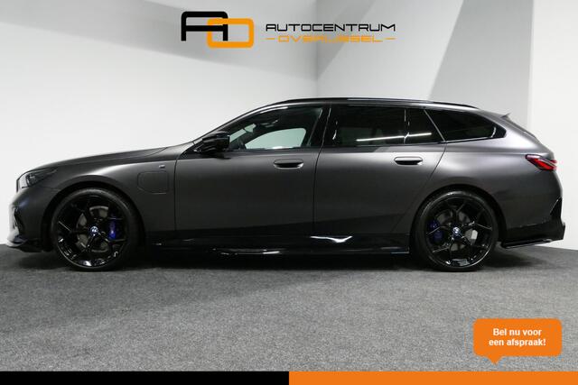 BMW 5-SERIE Touring 530e xDrive M Sport Pro Edition / UNIEK!!! / M5 Look / M Sport Bodykit / Panoramadak / Stoelkoeling & -verwarming / Carbon interieur / Iconic Glow / Harman Kardon / Elektr. verstelbare voorstoelen + memory / HUD / Apple Carplay - Android Auto / Rondomzichtcamera / Premium BMW colour / Matrix LED / Achterbank verwarming / 21'' LMV / Lederen bekleding / Ambienteverlichting / Trekhaak (zwenkbaar)
