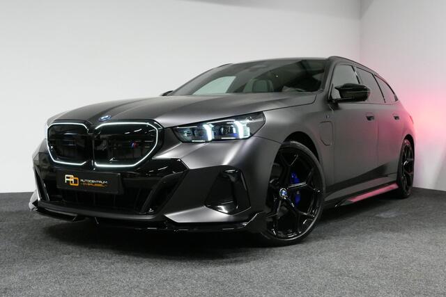 BMW 5-SERIE Touring 530e xDrive M Sport Pro Edition / UNIEK!!! / M5 Look / M Sport Bodykit / Panoramadak / Stoelkoeling & -verwarming / Carbon interieur / Iconic Glow / Harman Kardon / Elektr. verstelbare voorstoelen + memory / HUD / Apple Carplay - Android Auto / Rondomzichtcamera / Premium BMW colour / Matrix LED / Achterbank verwarming / 21'' LMV / Lederen bekleding / Ambienteverlichting / Trekhaak (zwenkbaar)