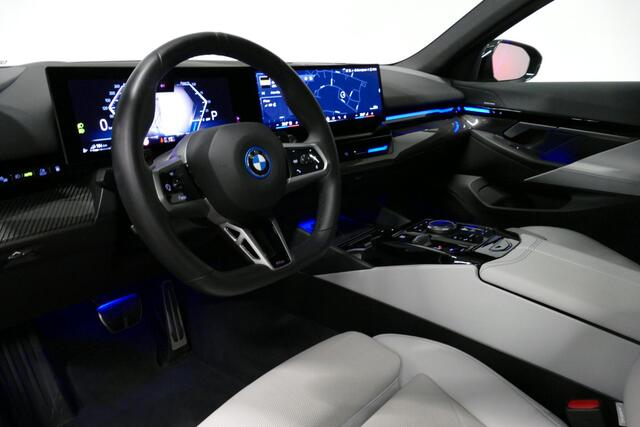 BMW 5-SERIE Touring 530e xDrive M Sport Pro Edition / UNIEK!!! / M5 Look / M Sport Bodykit / Panoramadak / Stoelkoeling & -verwarming / Carbon interieur / Iconic Glow / Harman Kardon / Elektr. verstelbare voorstoelen + memory / HUD / Apple Carplay - Android Auto / Rondomzichtcamera / Premium BMW colour / Matrix LED / Achterbank verwarming / 21'' LMV / Lederen bekleding / Ambienteverlichting / Trekhaak (zwenkbaar)