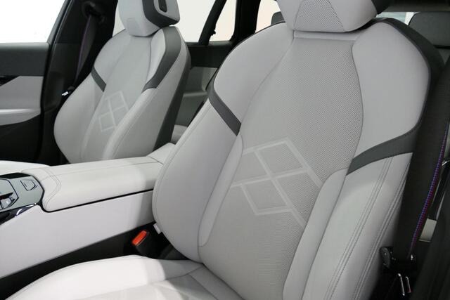 BMW 5-SERIE Touring 530e xDrive M Sport Pro Edition / UNIEK!!! / M5 Look / M Sport Bodykit / Panoramadak / Stoelkoeling & -verwarming / Carbon interieur / Iconic Glow / Harman Kardon / Elektr. verstelbare voorstoelen + memory / HUD / Apple Carplay - Android Auto / Rondomzichtcamera / Premium BMW colour / Matrix LED / Achterbank verwarming / 21'' LMV / Lederen bekleding / Ambienteverlichting / Trekhaak (zwenkbaar)