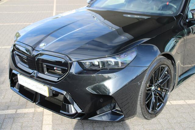 BMW 5-SERIE Touring M5 Automaat / Panoramadak / M Drive Professional / M Carbon-keramische remmen / Comfort Access / Comfort Access / Bowers & Wilkins / Parking Assistant Professional