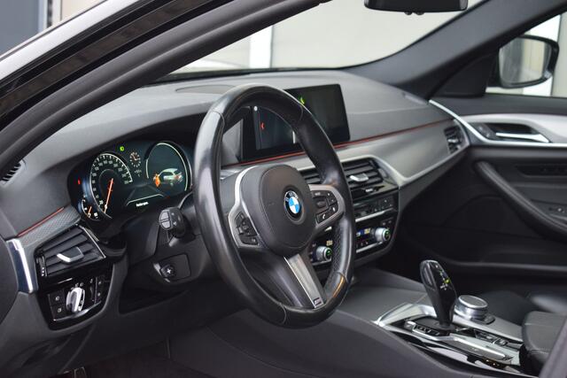BMW 5-SERIE Touring 520i High Ex. M-Sport | Pano | Leer | El. Trekhaak | OrigNL | NAP