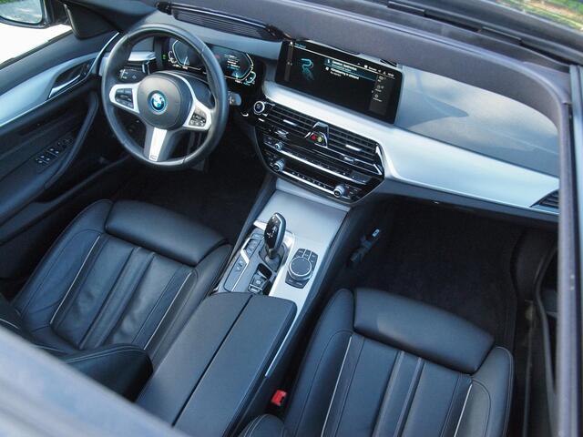 BMW 5-SERIE Touring 530e Business Edition Plus | M-Pakket | Panoramadak | Trekhaak | Camera | Sfeerverlichting | NL-Auto |