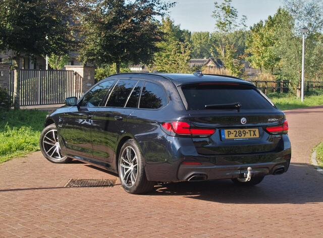 BMW 5-SERIE Touring 530e Business Edition Plus | M-Pakket | Panoramadak | Trekhaak | Camera | Sfeerverlichting | NL-Auto |