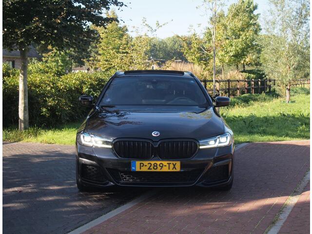 BMW 5-SERIE Touring 530e Business Edition Plus | M-Pakket | Panoramadak | Trekhaak | Camera | Sfeerverlichting | NL-Auto |