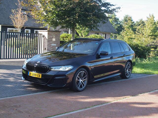 BMW 5-SERIE Touring 530e Business Edition Plus | M-Pakket | Panoramadak | Trekhaak | Camera | Sfeerverlichting | NL-Auto |