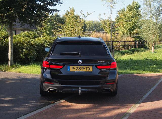 BMW 5-SERIE Touring 530e Business Edition Plus | M-Pakket | Panoramadak | Trekhaak | Camera | Sfeerverlichting | NL-Auto |