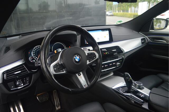 BMW 6-SERIE Gran Turismo 640i High Executive M Sport Automaat / Panoramadak / Adaptieve LED / Head-Up / Parking Assistant / Stoelverwarming / Navigatie Professional / Verwarmd stuurwiel