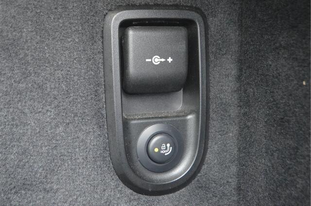 BMW 6-SERIE Gran Turismo 640i High Executive M Sport Automaat / Panoramadak / Adaptieve LED / Head-Up / Parking Assistant / Stoelverwarming / Navigatie Professional / Verwarmd stuurwiel