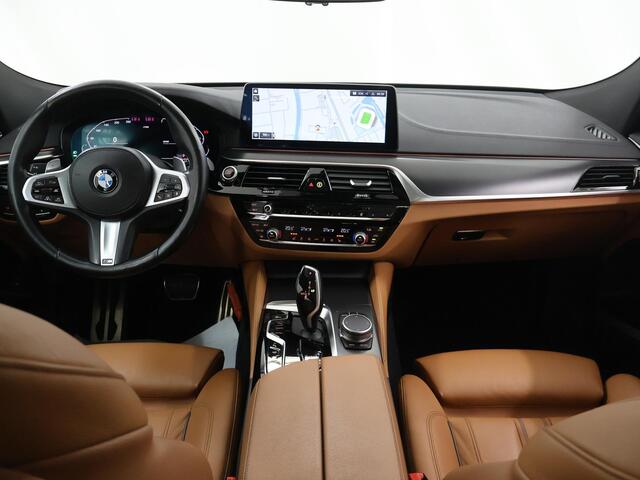 BMW 6-SERIE Gran Turismo 630i High Executive | M-Pakket | Panoramadak | Ele.verstelbare stoelen + Geheugen | 360 Camera | DAB | Apple Carplay/Android Auto | Adaptieve Cruise Control | Ele.wegklapbare trekhaak | SoftClose |