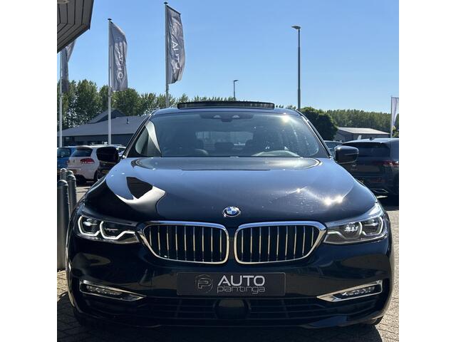 BMW 6-SERIE Gran Turismo 640i High Executive 340PK | ZEER NETTE STAAT | Volledige Onderhoudshistorie | Luxury Line | 6 Cilinder | PANO | Adaptive Cruise Control | Achteruitrijcamera | Active Protection | Lederen Bekleding | 2x Memory | Elektrisch verstelbare voorstoelen | Dodehoekdetectie | Keyless Entry | Stoelverwarming | Achterbankverwarming | Navigatie | Soft Close | HIFI | Elektrisch Glazen Panorama-dak | Elektrische Achterklep |