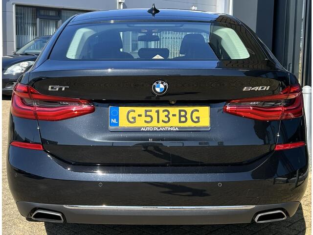 BMW 6-SERIE Gran Turismo 640i High Executive 340PK | ZEER NETTE STAAT | Volledige Onderhoudshistorie | Luxury Line | 6 Cilinder | PANO | Adaptive Cruise Control | Achteruitrijcamera | Active Protection | Lederen Bekleding | 2x Memory | Elektrisch verstelbare voorstoelen | Dodehoekdetectie | Keyless Entry | Stoelverwarming | Achterbankverwarming | Navigatie | Soft Close | HIFI | Elektrisch Glazen Panorama-dak | Elektrische Achterklep |