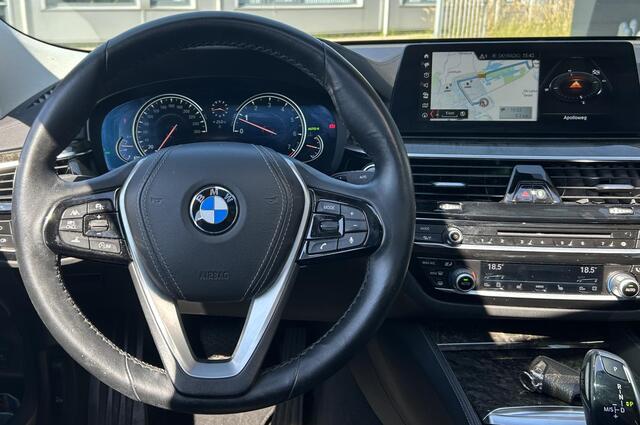 BMW 6-SERIE Gran Turismo 640i High Executive 340PK | ZEER NETTE STAAT | Volledige Onderhoudshistorie | Luxury Line | 6 Cilinder | PANO | Adaptive Cruise Control | Achteruitrijcamera | Active Protection | Lederen Bekleding | 2x Memory | Elektrisch verstelbare voorstoelen | Dodehoekdetectie | Keyless Entry | Stoelverwarming | Achterbankverwarming | Navigatie | Soft Close | HIFI | Elektrisch Glazen Panorama-dak | Elektrische Achterklep |