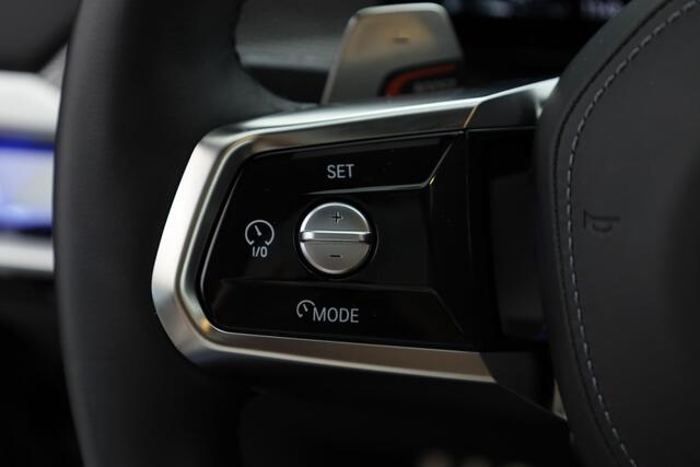 BMW 7-SERIE 750e xDrive M Sport | Pano | Skylounge | HUD | Soft Close | Luchtvering | Massage | B&W |