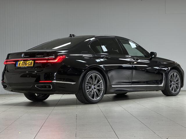BMW 7-SERIE 730d xDrive/ Luchtvering/ Soft-Close/ 20'' LMV/ Elek. Schuif-Dak/ Harman-Kardon/ Stuurverw./ Stoelverw. V+A/ Apple + Android/ Virtual Dashboard/ Head-Up/ LEDER/ Zwarte-Hemel/ Elek. Stoelen + Memory/ Camer