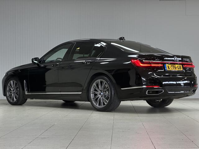 BMW 7-SERIE 730d xDrive/ Luchtvering/ Soft-Close/ 20'' LMV/ Elek. Schuif-Dak/ Harman-Kardon/ Stuurverw./ Stoelverw. V+A/ Apple + Android/ Virtual Dashboard/ Head-Up/ LEDER/ Zwarte-Hemel/ Elek. Stoelen + Memory/ Camer