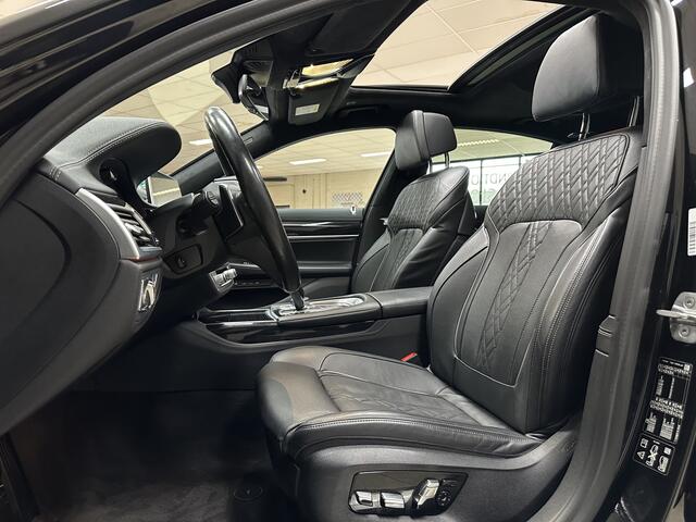 BMW 7-SERIE 730d xDrive/ Luchtvering/ Soft-Close/ 20'' LMV/ Elek. Schuif-Dak/ Harman-Kardon/ Stuurverw./ Stoelverw. V+A/ Apple + Android/ Virtual Dashboard/ Head-Up/ LEDER/ Zwarte-Hemel/ Elek. Stoelen + Memory/ Camer