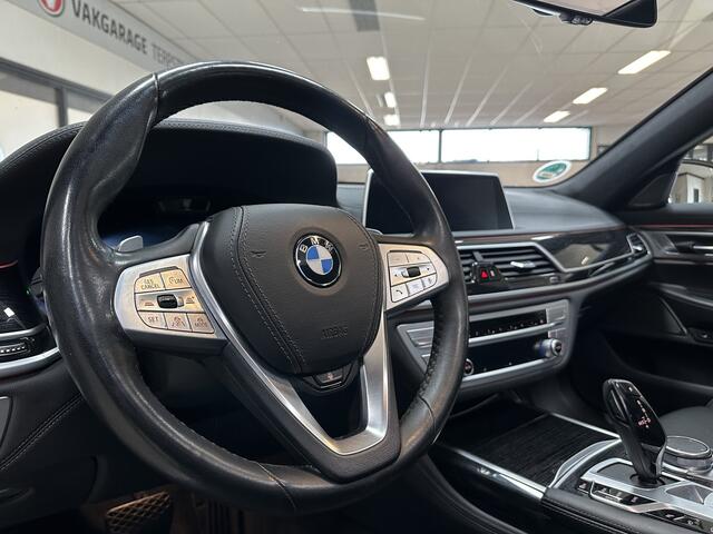 BMW 7-SERIE 730d xDrive/ Luchtvering/ Soft-Close/ 20'' LMV/ Elek. Schuif-Dak/ Harman-Kardon/ Stuurverw./ Stoelverw. V+A/ Apple + Android/ Virtual Dashboard/ Head-Up/ LEDER/ Zwarte-Hemel/ Elek. Stoelen + Memory/ Camer