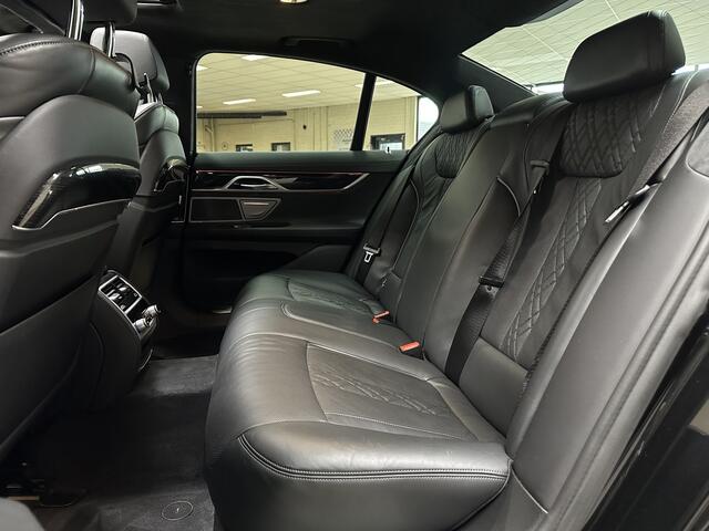 BMW 7-SERIE 730d xDrive/ Luchtvering/ Soft-Close/ 20'' LMV/ Elek. Schuif-Dak/ Harman-Kardon/ Stuurverw./ Stoelverw. V+A/ Apple + Android/ Virtual Dashboard/ Head-Up/ LEDER/ Zwarte-Hemel/ Elek. Stoelen + Memory/ Camer