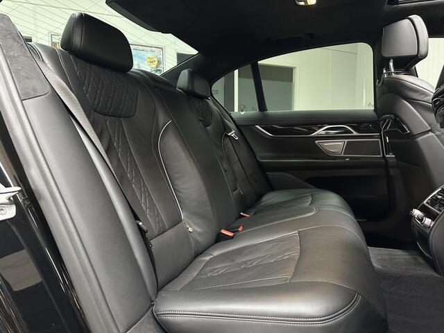 BMW 7-SERIE 730d xDrive/ Luchtvering/ Soft-Close/ 20'' LMV/ Elek. Schuif-Dak/ Harman-Kardon/ Stuurverw./ Stoelverw. V+A/ Apple + Android/ Virtual Dashboard/ Head-Up/ LEDER/ Zwarte-Hemel/ Elek. Stoelen + Memory/ Camer