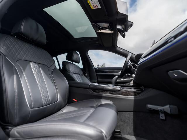 BMW 7-SERIE 740d xDrive M Sport High Executive 351Pk automaat (SCHUIFDAK, APPLE CARPLAY, BMW PREMIUM GARANTIE, ALARM KLASSE 5, LUCHTVERING, COMFORTSTOELEN MET MASSAGE, DISPLAY KEY, SFEERVERLICHTING, SOFTCLOSE, LASER LED, HEAD-UP DISPLAY,