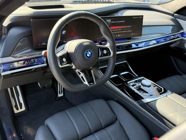 BMW 7-SERIE M760e xDrive | 21" | TV | Bowers & Wilkins Diamond | 4x Stoelverw + Stoelvent. + Massage | Exec. Drive Pro | Sky Lounge | CoPilot | Alcantara hemel | Trekhaak