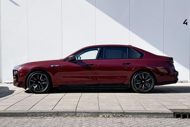 BMW 7-SERIE M760e xDrive / Bowers & Wilkins Diamond / Rear-seat Entertainment Experience / Iconic Glow kristalkoplampen / Elektrisch openen & sluiten portieren / Panoramadak Sky Lounge / Stoelventilatie voor & achter / Stoelmassage voor & achter / Driving Assistant P