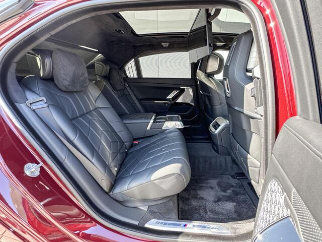 BMW 7-SERIE M760e xDrive / Bowers & Wilkins Diamond / Rear-seat Entertainment Experience / Iconic Glow kristalkoplampen / Elektrisch openen & sluiten portieren / Panoramadak Sky Lounge / Stoelventilatie voor & achter / Stoelmassage voor & achter / Driving Assistant P