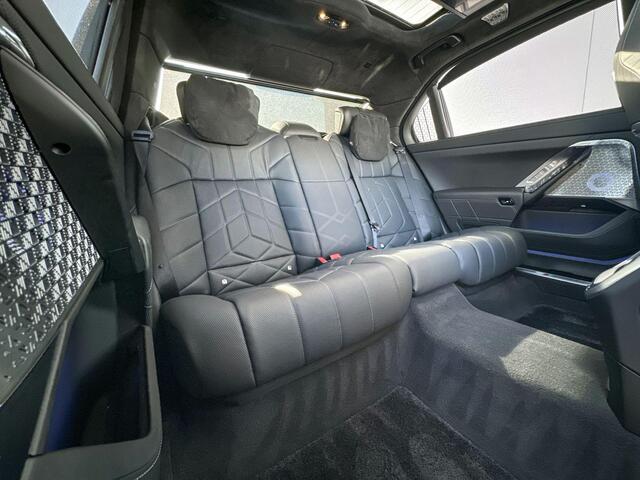 BMW 7-SERIE M760e xDrive / Bowers & Wilkins Diamond / Rear-seat Entertainment Experience / Iconic Glow kristalkoplampen / Elektrisch openen & sluiten portieren / Panoramadak Sky Lounge / Stoelventilatie voor & achter / Stoelmassage voor & achter / Driving Assistant P