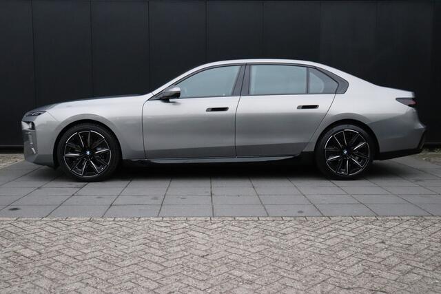 BMW 7-SERIE 740d xDrive M-PAKKET | B&W | HEAD-UP | SKY-LOUNGE | STOEL MASSAGE | 360° CAMERA | THEATER SCREEN | SOFT-CLOSE | CRAFTED CLARITY | FULL OPTIONS 2e paasdag van 11-17 UUR geopend
