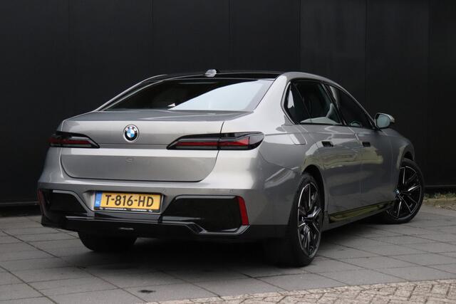 BMW 7-SERIE 740d xDrive M-PAKKET | B&W | HEAD-UP | SKY-LOUNGE | STOEL MASSAGE | 360° CAMERA | THEATER SCREEN | SOFT-CLOSE | CRAFTED CLARITY | FULL OPTIONS 2e paasdag van 11-17 UUR geopend