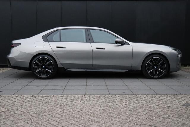 BMW 7-SERIE 740d xDrive M-PAKKET | B&W | HEAD-UP | SKY-LOUNGE | STOEL MASSAGE | 360° CAMERA | THEATER SCREEN | SOFT-CLOSE | CRAFTED CLARITY | FULL OPTIONS 2e paasdag van 11-17 UUR geopend