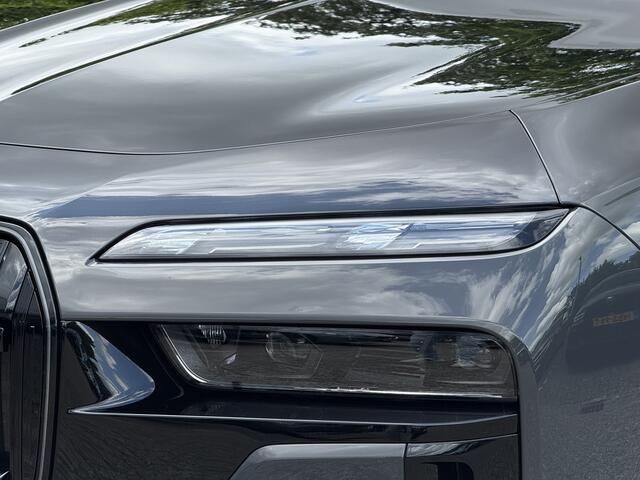 BMW 7-SERIE M760e xDrive | Two-Tone exterieurlak | Individual leder | M-Pro | Trekhaak | B&W | Theatre screen | 21"