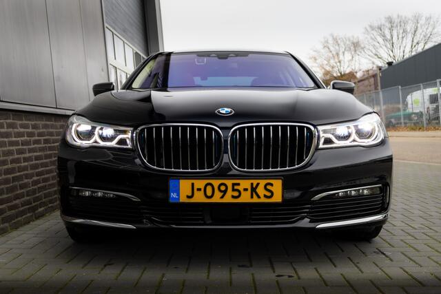 BMW 7-SERIE 740Le 327 pk xDrive iPerformance / Nieuwstaat/ Dealer.ond/ Bowers&Wilkins/ Achteras-Sturing/ Pano-dak/ Head-Up/ Keyless/ Lucht-Vering/ Nappa-Leder/ Soft-Close/ 19'' LMV