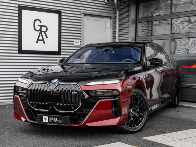 BMW 7-SERIE M760e xDrive | Rear Seat Entertainment l Bowers & Wilkins | Sky Lounge | Two tone