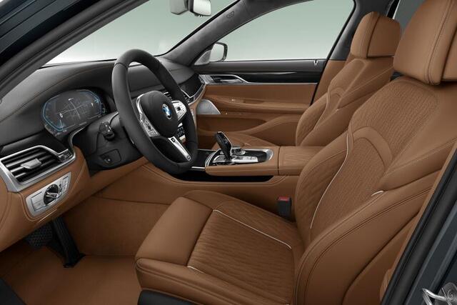 BMW 7-SERIE 745e High Executive M-Sport / Bowers & Wilkins Diamond / Head-Up / Laserlight / CoPilot / Massage / Stoelventilatie / Warmte Comfortpakket / Ambient Air / Soft Close / Active Steering / Parking Assistant Plus / Azuritschwarz Individual / Individual volle