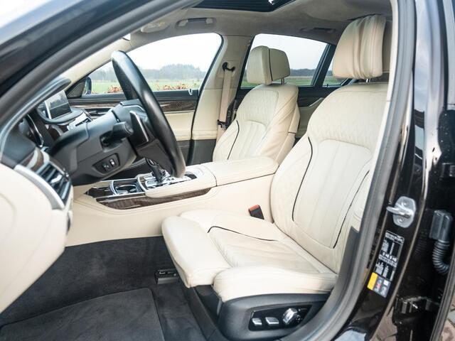 BMW 7-SERIE 740e iPerformance High Executive | Hybrid | M-pakket | H&K Surround | Schuifdak | HUD | Volleder Individual | Massagestoelen | Softclose | Keyless | 20" | Comfort Acces | 360gr Cam | Achteras besturing | Elek Comfortzetels achterin verw en ventilatie | Su