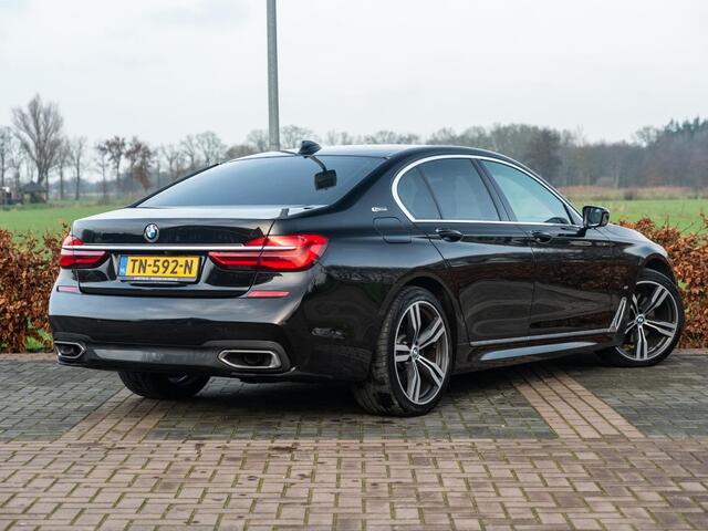 BMW 7-SERIE 740e iPerformance High Executive | Hybrid | M-pakket | H&K Surround | Schuifdak | HUD | Volleder Individual | Massagestoelen | Softclose | Keyless | 20" | Comfort Acces | 360gr Cam | Achteras besturing | Elek Comfortzetels achterin verw en ventilatie | Su