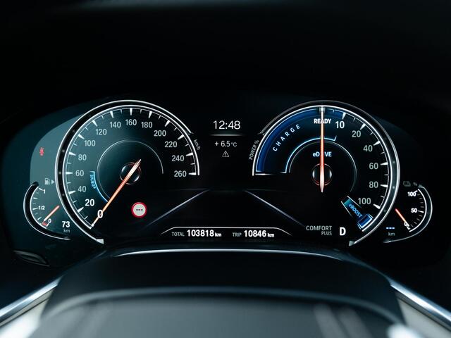 BMW 7-SERIE 740e iPerformance High Executive | Hybrid | M-pakket | H&K Surround | Schuifdak | HUD | Volleder Individual | Massagestoelen | Softclose | Keyless | 20" | Comfort Acces | 360gr Cam | Achteras besturing | Elek Comfortzetels achterin verw en ventilatie | Su