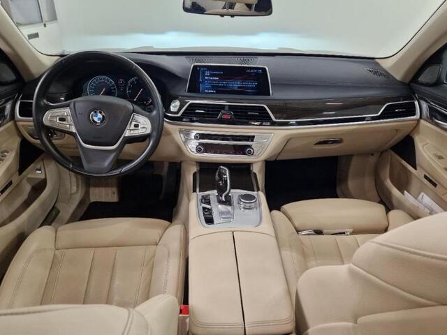 BMW 7-SERIE 740i High Executive | 56000km | Org NL | Schuifdak | Afn Trekhaak | Luchtvering | Volleder | HUD | Surround View | ParkAssist | Softclose | Achteras besturing | Etc...
