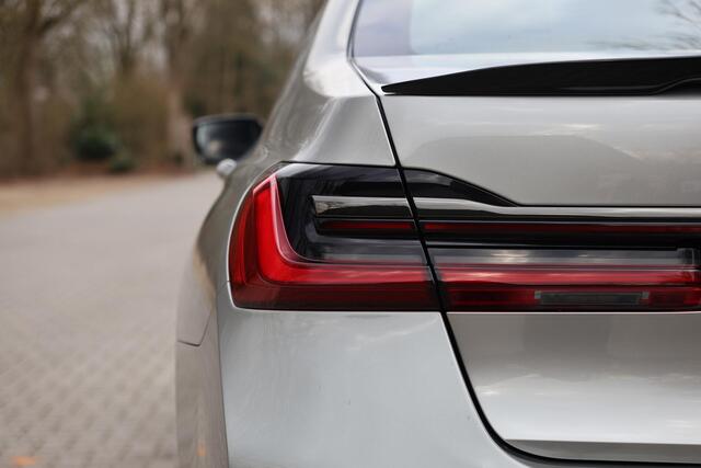 BMW 7-SERIE 745e High Executive M-Sport | Glasdak | CoPilot | Massage | Soft Close | Harman Kardon | HUD | Laser | Ambient Air | DAB | Achteras besturing | Geïsoleerd glas | Etc.