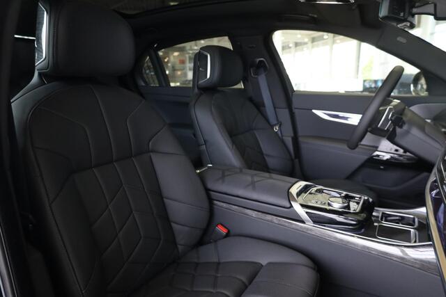 BMW 7-SERIE 750e xDrive | Stoelverwarming & Ventilatie | Head-Up Display | Massagestoelen