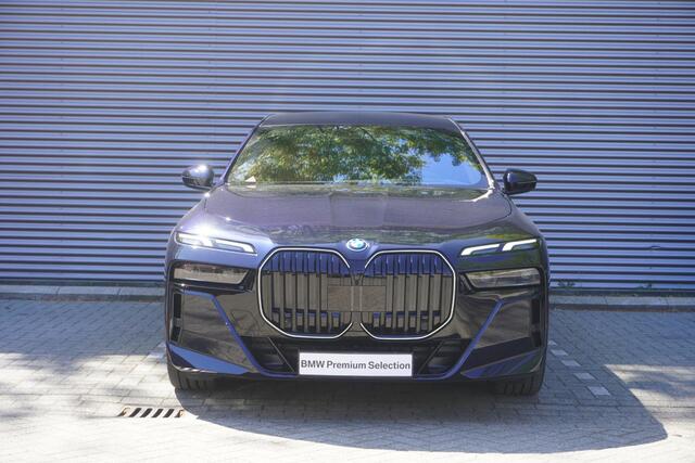 BMW 7-SERIE 750e xDrive M Sportpakket Pro | Integral Active Steering | Glazen panoramadak Sky Lounge | Driving Assistant Professional | Multifunctionele Stoelen achterin | Trekhaak met elektrisch wegklapbare kogel