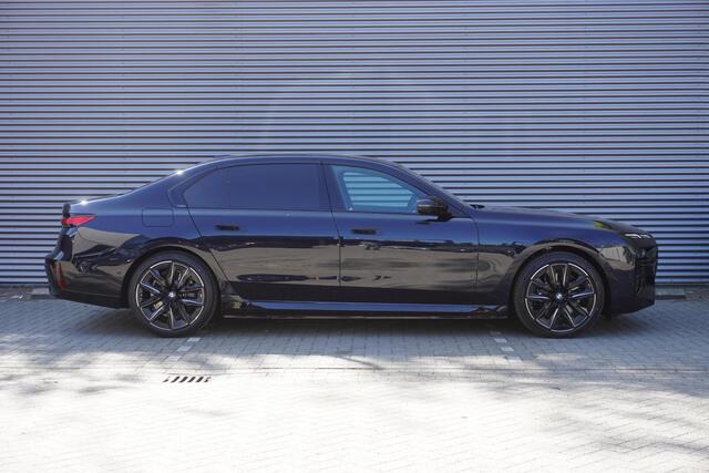 BMW 7-SERIE 750e xDrive M Sportpakket Pro | Integral Active Steering | Glazen panoramadak Sky Lounge | Driving Assistant Professional | Multifunctionele Stoelen achterin | Trekhaak met elektrisch wegklapbare kogel
