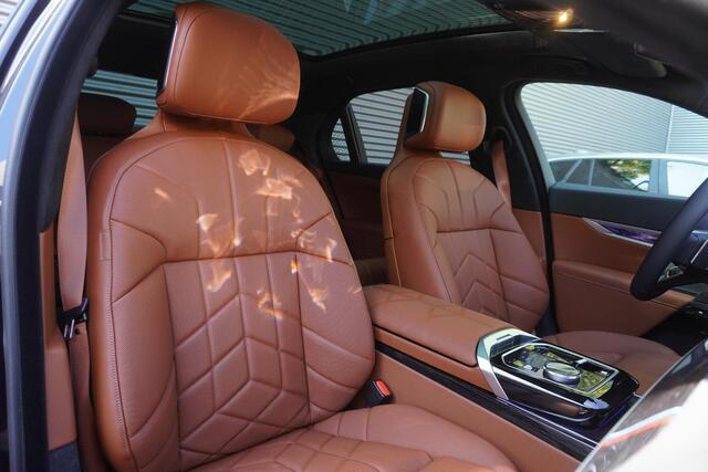 BMW 7-SERIE 750e xDrive M Sportpakket Pro | Integral Active Steering | Glazen panoramadak Sky Lounge | Driving Assistant Professional | Multifunctionele Stoelen achterin | Trekhaak met elektrisch wegklapbare kogel