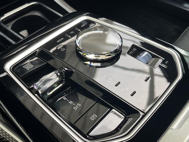 BMW 7-SERIE M760e xDrive | Trekhaak | Kristal | Glow | Sky Lounge | Bowers & Wilkins | Gran Lusso Interior | M-Performance Pack