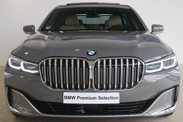 BMW 7-SERIE Limousine 745Le xDrive High Executive | Integral Active Steering | BMW Personal CoPilot Pack | Soft-Close | Driving Assistant Professional | Harman Kardon Surround Sound Systeem