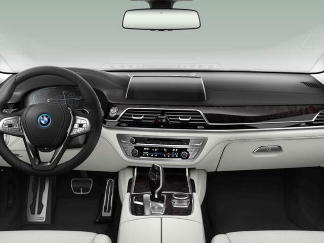 BMW 7-SERIE 745e M-Sport | Massage | TV | CoPilot